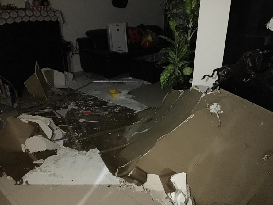 Khoảng 19h30 ngày 7/6, một căn hộ tại tòa CT1 chung cư Usilk City bất ngờ bị bục đường ống nước trên trần nhà.