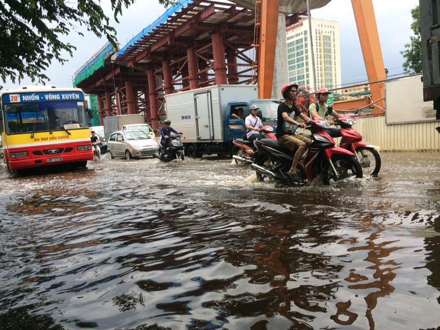 Khoảng 12h trưa ngày 5/7, cơn mưa như trút nước xuống một số tuyến đường bị ngập, giao thông gặp khó khăn.