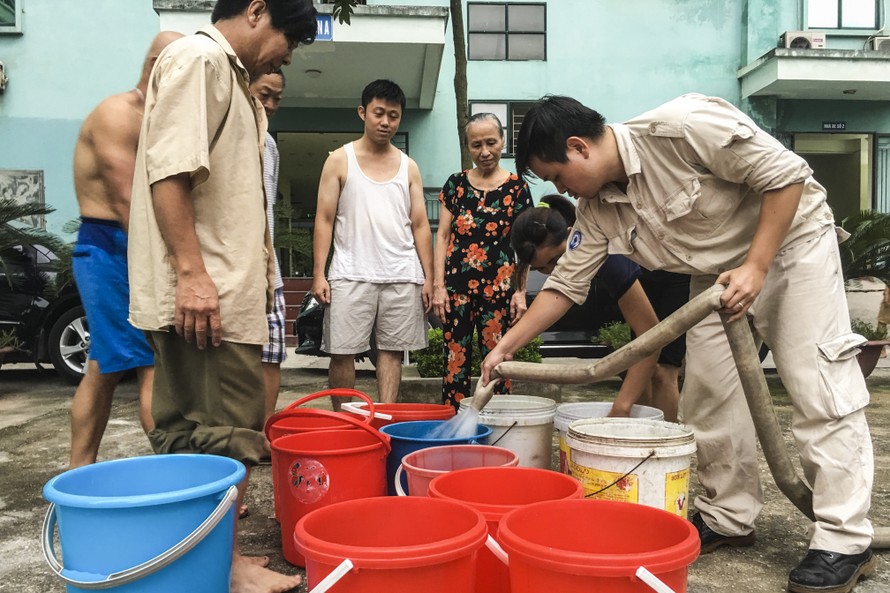 Khoảng 200 hộ dân với hàng nghìn nhân khẩu sống tại chung cư B15 Đại Kim hằng ngày phải thay nhau xách nước sinh hoạt lên căn hộ.