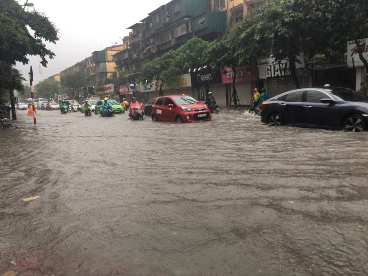 Nhiều tuyến phố Thủ đô ngập sâu trong cơn mưa lớn sáng 17/7. Ảnh: Thanh Hà