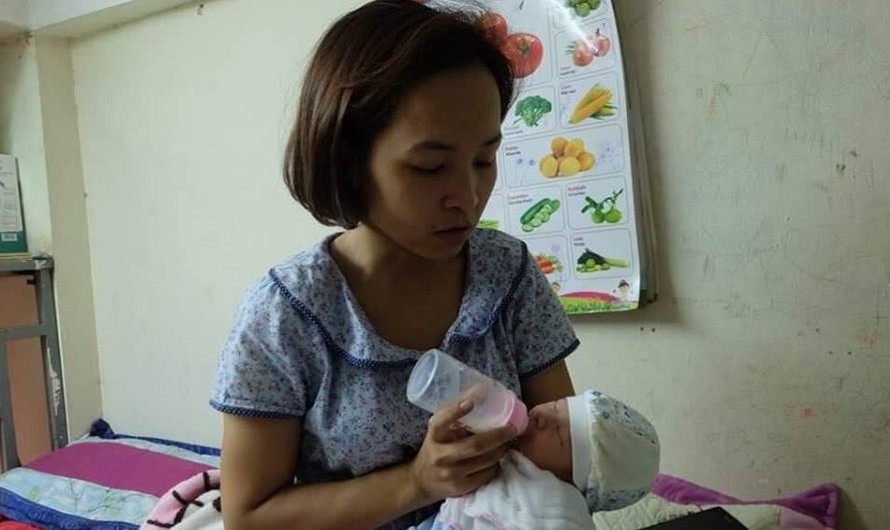Chị Hòa đang chăm sóc cháu bé.