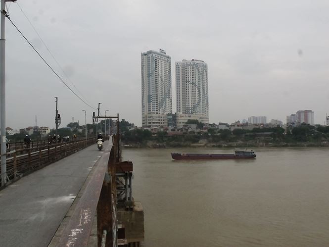 Các phương tiện tàu thuyền đi qua cầu Long Biên. Ảnh: Thanh Hà.
