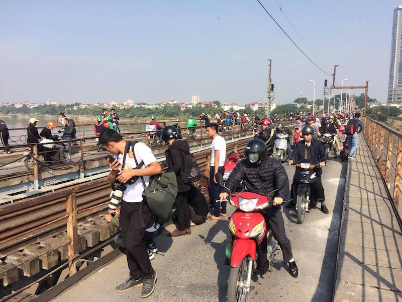 Chiều 28/11, nhiều người dân Thủ đô đi qua khu vực cầu Long Biên hiếu kỳ dừng lại theo dõi cơ quan chức năng trục vớt quả bom.