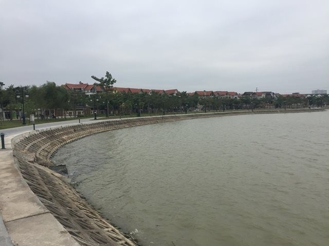 Hồ nước nơi phát hiện thi thể nạn nhân.