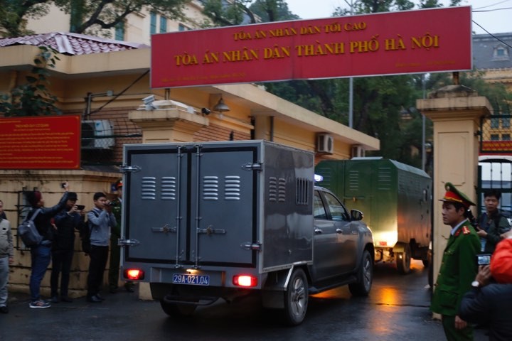 Sáng 8/1, các đoàn xe chở bị cáo liên quan vụ án xảy ra tại Tổng công ty cổ phần Xây lắp dầu khí Việt Nam (PVC) đã lần lượt xuất hiện tại sân tòa.