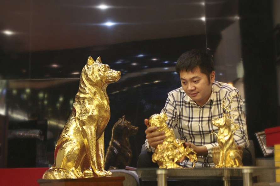 Bức tượng “Linh Khuyển Phú Quý” mạ vàng cao 60cm nặng khoảng 15kg được giao bán với mức giá 75 triệu đồng.