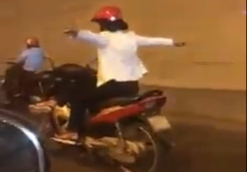 Người phụ nữ đi xe máy đánh võng, thả hai tay ở hầm chui Kim Liên