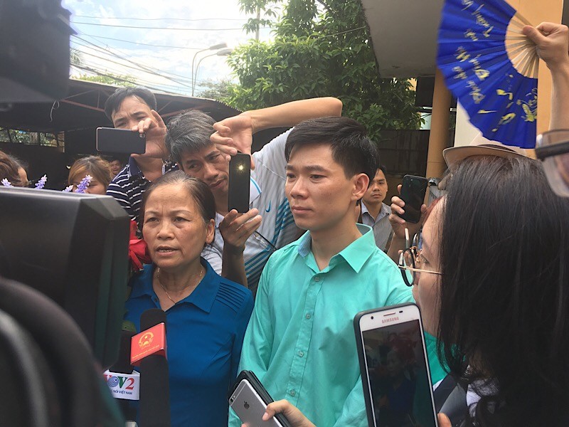 Bác sĩ Lương và người thân của nạn nhân trong vụ chạy thận chia sẻ sau phiên tòa.