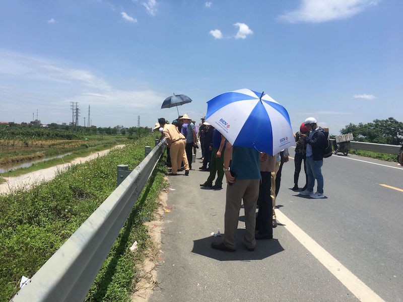 Khoảng 12h lực lượng chức năng bắt đầu thực nghiệm hiện trường vụ việc tại khu vực chân cầu Yên Phú. 