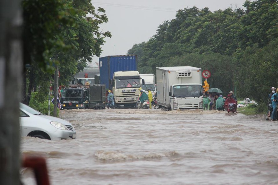 Ghi nhận của PV, nhiều tuyến đường của Thủ đô chìm trong 'biển nước" sau những cơn mưa lớn kéo dài.