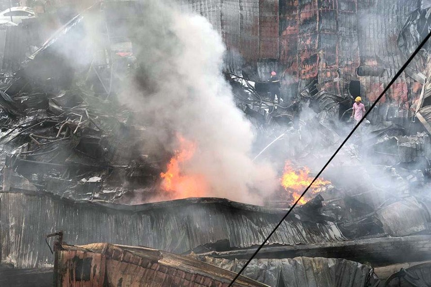 Đám cháy lớn bùng phát tại nhà máy nhựa và chợ Gạo (Hưng Yên) khiến nhiều tài sản của người dân bị thiêu rụi.