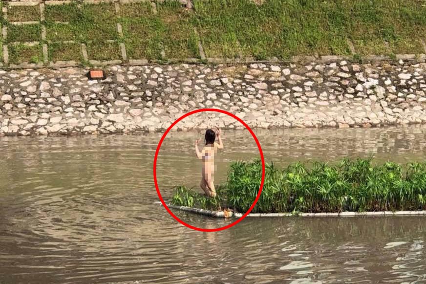 Hình ảnh cô gái giữa sông Tô Lịch. Ảnh: Facebook