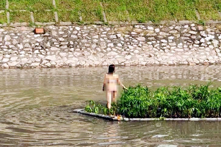 Hình ảnh cô gái mặc nội y trên sông Tô Lịch. Ảnh: Facebook