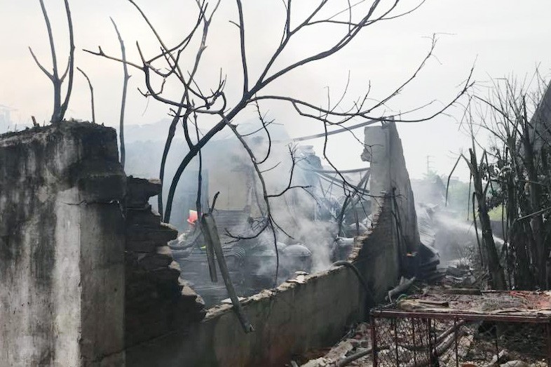 Khoảng hơn 16h ngày 21/8, một đám cháy lớn bùng phát tại nhà xưởng nằm trên đại lộ Thăng Long, đoạn qua địa phận huyện Hoài Đức, TP Hà Nội. Ảnh: Facebook