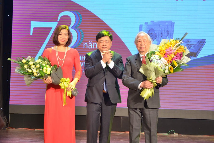 Ông Nguyễn Thế Kỷ tặng hoa cho các vị khách mời.