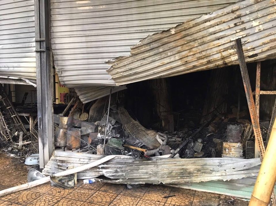 Nhiều tài sản bên trong dãy ki-ốt bị hư hỏng sau vụ cháy.