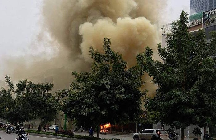 Khoảng 8h ngày 18/1, người dân phát hiện lửa, khói bốc lên nghi ngút từ khu vực cửa hàng ăn uống nằm trên đường Nguyễn Văn Huyên (phường Quan Hoa, quận Cầu Giấy, Hà Nội). Ảnh: FB