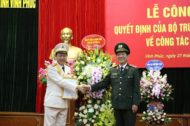 Trung tướng Nguyễn Văn Sơn, Thứ trưởng Bộ Công an trao quyết định của Bộ trưởng Bộ Công an bổ nhiệm Đại tá Đinh Ngọc Khoa.