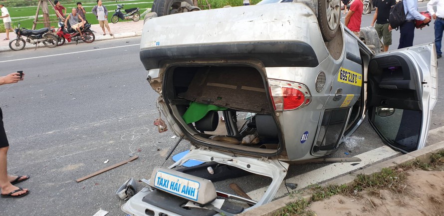 Chiếc taxi bị hư hỏng nặng sau vụ tai nạn. Ảnh: CTV