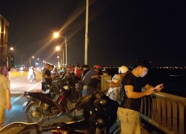 Nhiều người dân tập trung trên cầu Vĩnh Tuy.
