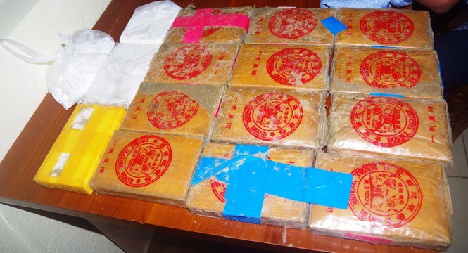 25 bánh heroin phát hiện trôi dạt ở bờ biển Quảng Nam được người dân giao nộp cơ quan chức năng.