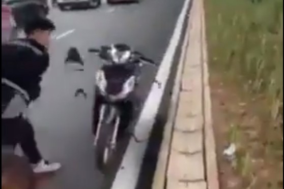 Hình ảnh nam thanh niên đập phá chiếc xe máy. Ảnh cắt từ video