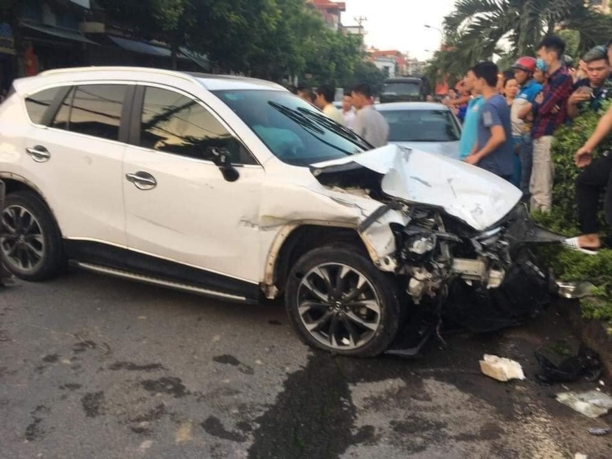 Chiếc xe ô tô Mazda CX5 hư hỏng nặng sau khi gây tai nạn liên hoàn.