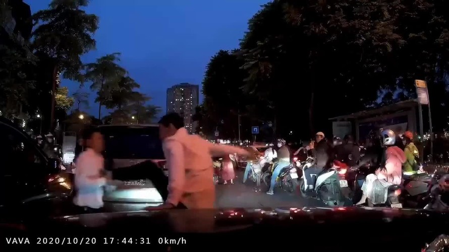 Sau va chạm, hai tài xế ô tô bỏ xe lao vào đánh nhau giữa đường