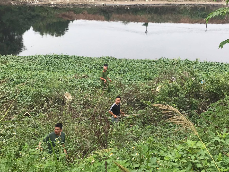 Lực lượng chức năng huy động lực lượng tìm kiếm nữ sinh mất tích dọc bờ sông xã Nguyễn Trãi.