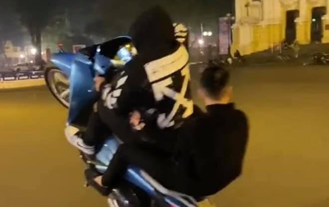 Triệu tập thanh niên 'biểu diễn' xe máy ở Sài Gòn | | Cục cảnh sát giao  thông