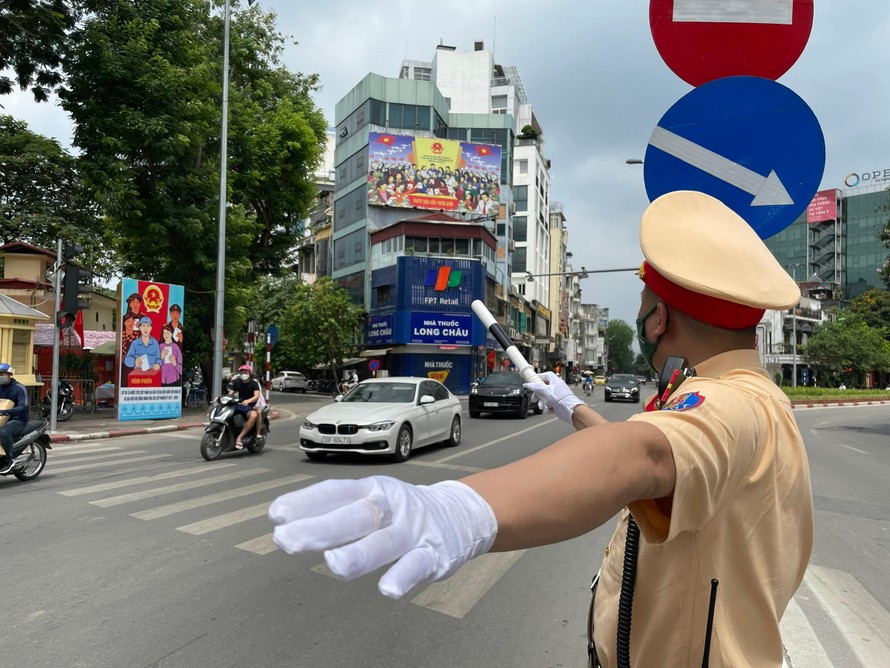 Lực lượng CSGT điều tiết giao thông trên các tuyến phố Hà Nội.
