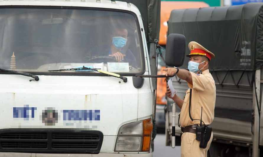 Lực lượng chức năng kiểm tra xe “luồng xanh” tại chốt kiểm soát cửa ngõ Thủ đô.
