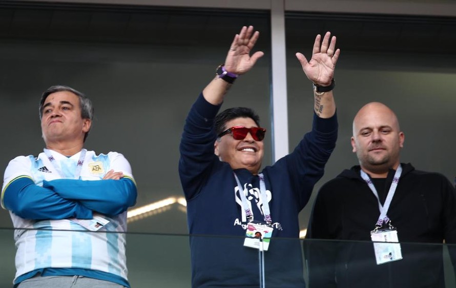 Maradona phản pháo chuyện kì thị cổ động viên châu Á ở World Cup