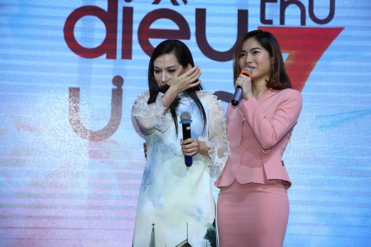 Nữ ca sĩ Phi Nhung khóc nấc trên sân khấu.