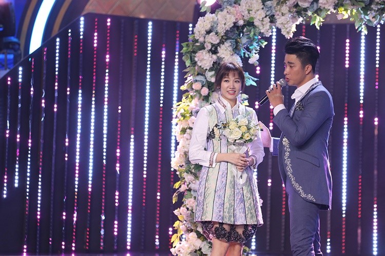 Hari Won bất ngờ được đám cưới lần 2 với trai trẻ trên sân khấu. Ảnh Lê Nhân.