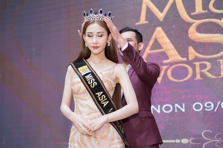 Chi Nguyễn được trao vương miện để đi thi Hoa hậu Châu á Thế giới 2018
