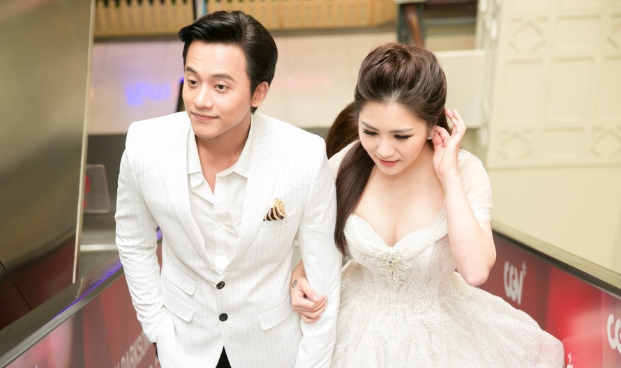 Mai Tài Phến và Hương Tràm vẫn tình tứ tái ngộ đi ra mắt phim "Em gái mưa" sau khi xác nhận chia tay.