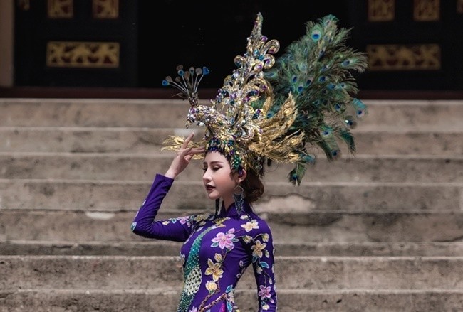 'Lộ diện' áo dài 'chim khổng tước' tại Miss Asia World của Chi Nguyễn