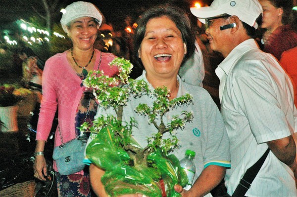 Những khoảnh khắc đẹp ở chợ hoa đêm Phú Mỹ Hưng
