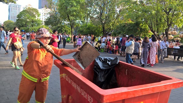 Những người phụ nữ 'quên Tết', lặng lẽ dọn rác đường hoa Nguyễn Huệ