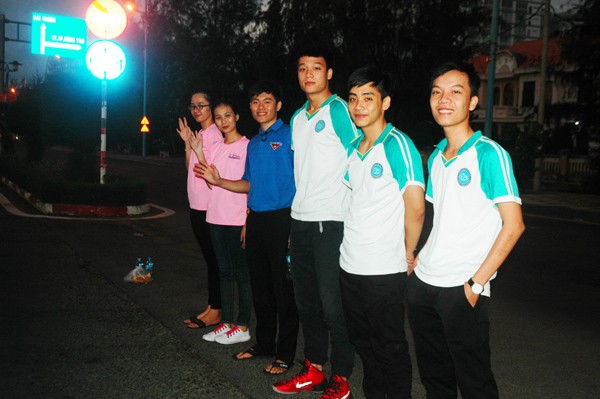 Cảm động tình nguyện viên trắng đêm phục vụ Tiền Phong Marathon 2019