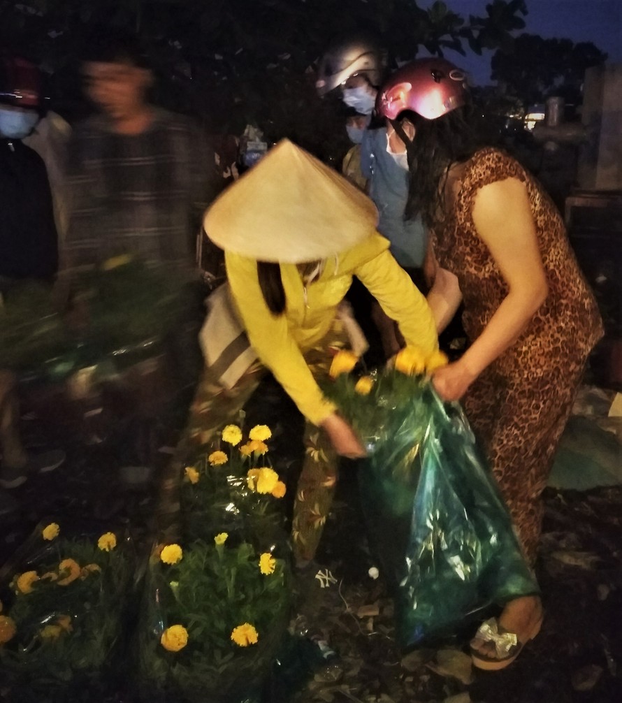 Đêm giao thừa người TPHCM soi đèn mua hoa Tết giải cứu nông dân