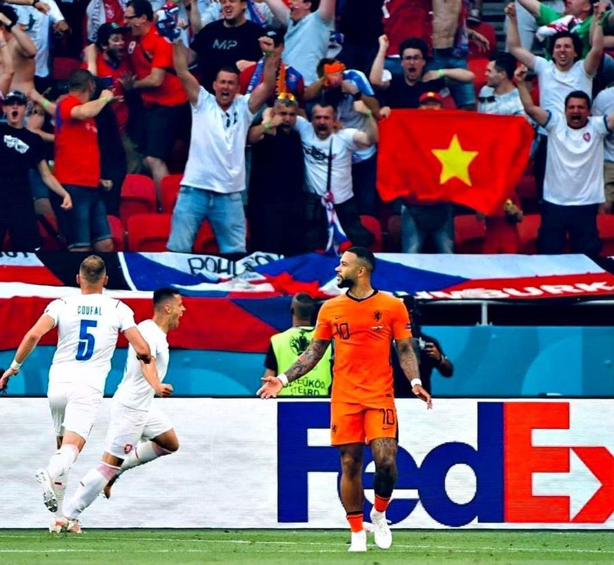 Cờ Việt Nam trên các khán đài EURO 2020