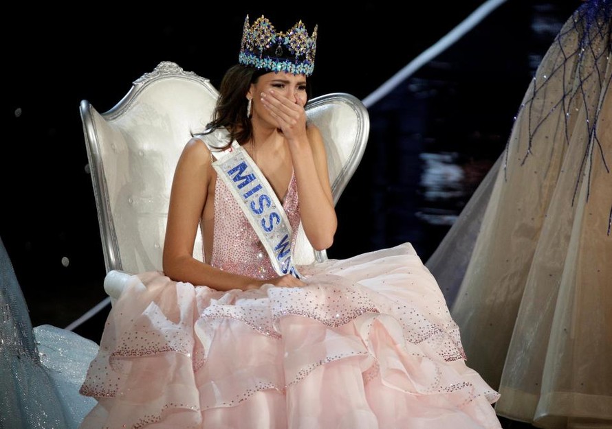 Nét ngỡ ngàng của Hoa hậu Thế giới khi đăng quang