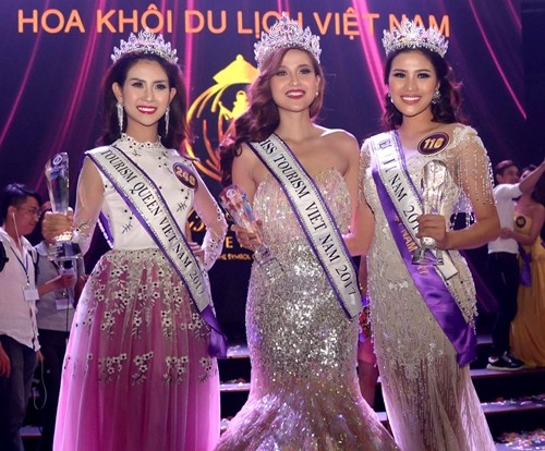 Nguyễn Thị Thành (phải) đoạt giải Á khôi 1- Hoa khôi Du lịch Việt Nam 2017