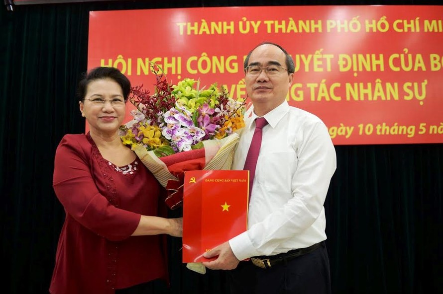 Chủ tịch Quốc hội Nguyễn Thị Kim Ngân trao quyết định cho đồng chí Nguyễn Thiện Nhân. 