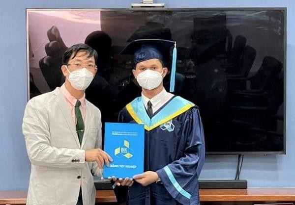 Một sinh viên được đặc cách trao bằng tốt nghiệp để kịp chuyến bay về nước