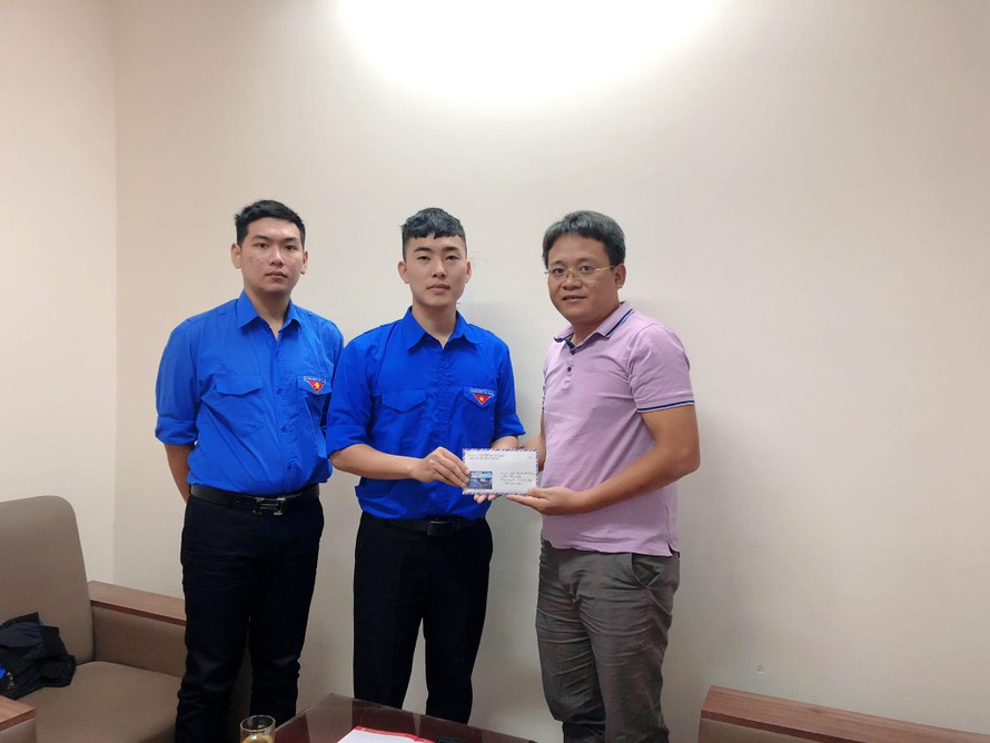 Đại diện Câu lạc bộ Sinh viên tình nguyện Học viện Kỹ thuật quân sự trao số tiền ủng hộ đồng bào lũ lụt miền Trung qua báo Tiền Phong
