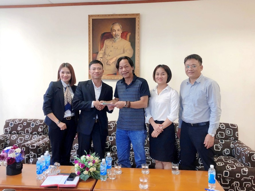 Đại diện Công ty cổ phần My Way và Công ty cổ phần Time Garden Vietnam trao tiền ủng hộ đồng bào lũ lụt tại Quảng Nam