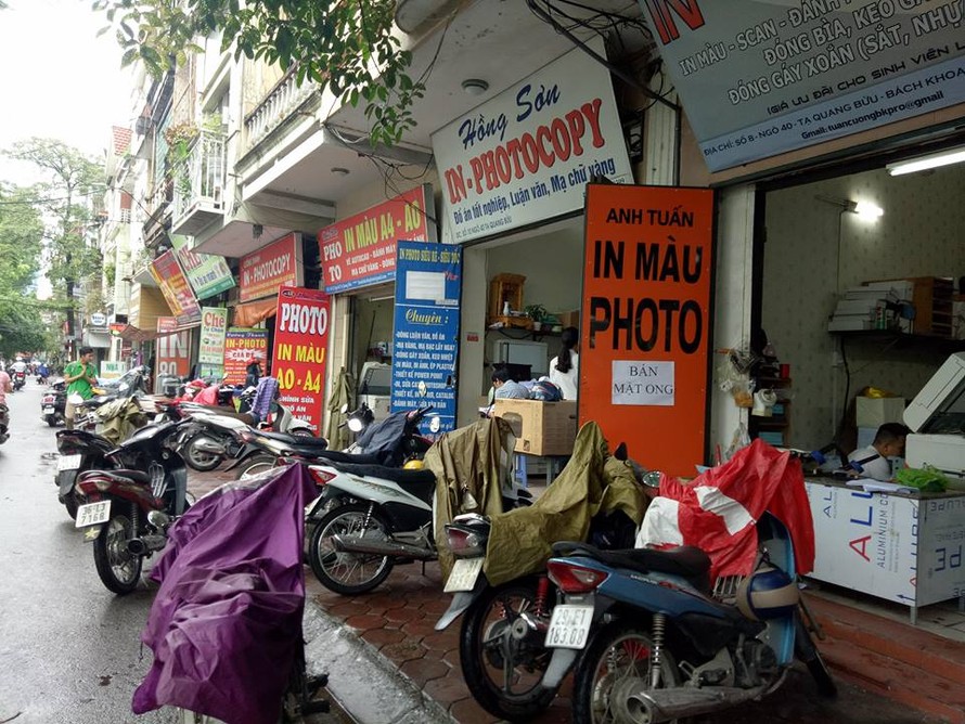 Các quán photo dọc bên đường Tạ Quang Bửu, Hà Nội. Ảnh: Đinh Tuấn.